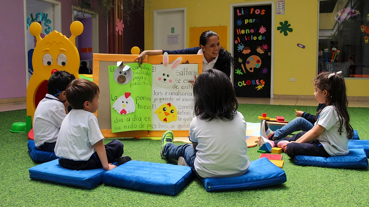 Docente acompañando a estudiante en la Unidad Educativa Bilingüe Surcos, ambiente de confianza y respeto